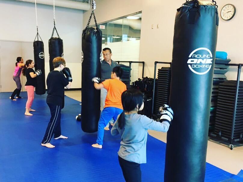 reno fitness kickboxing child prgramm 6 to 17 years old trainees on bag work.